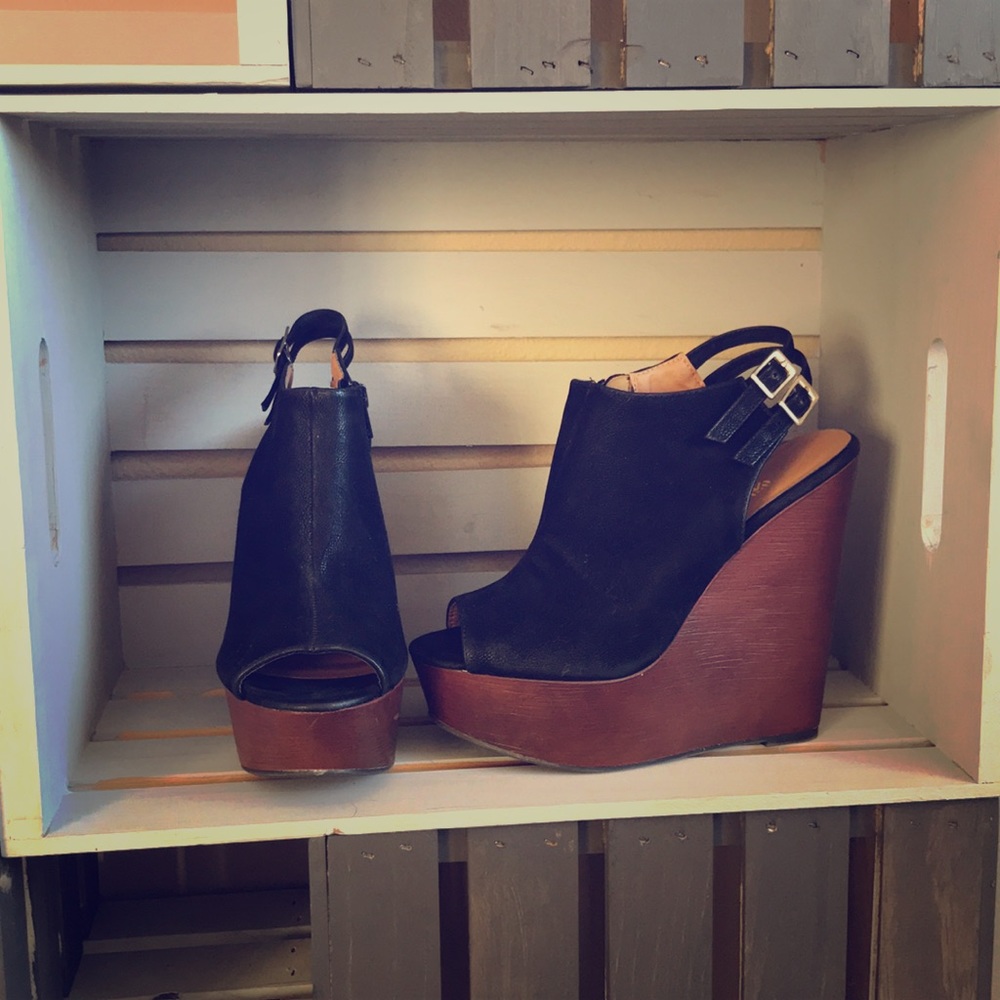 Black and brown wedges